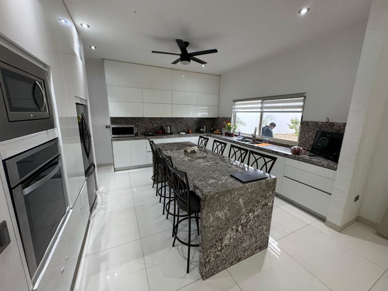 Cocina equipada con isla
