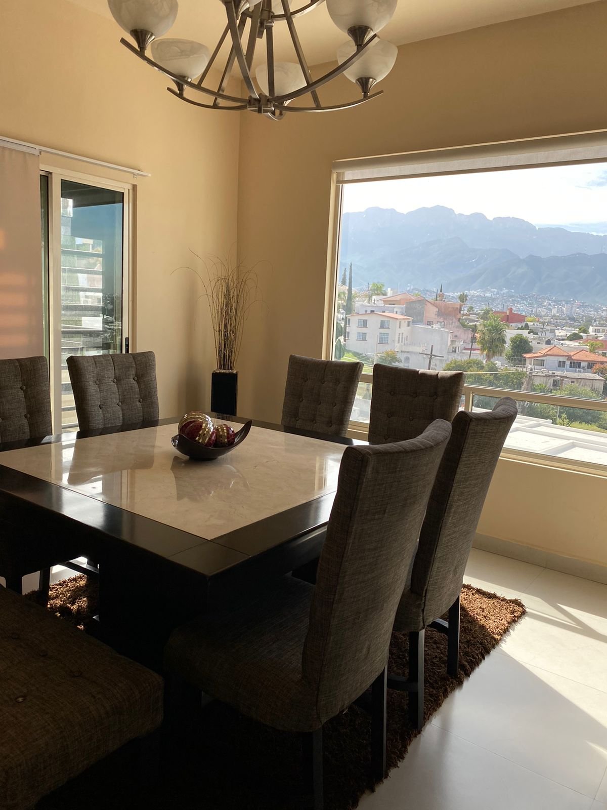 Comedor con vista a la sierra