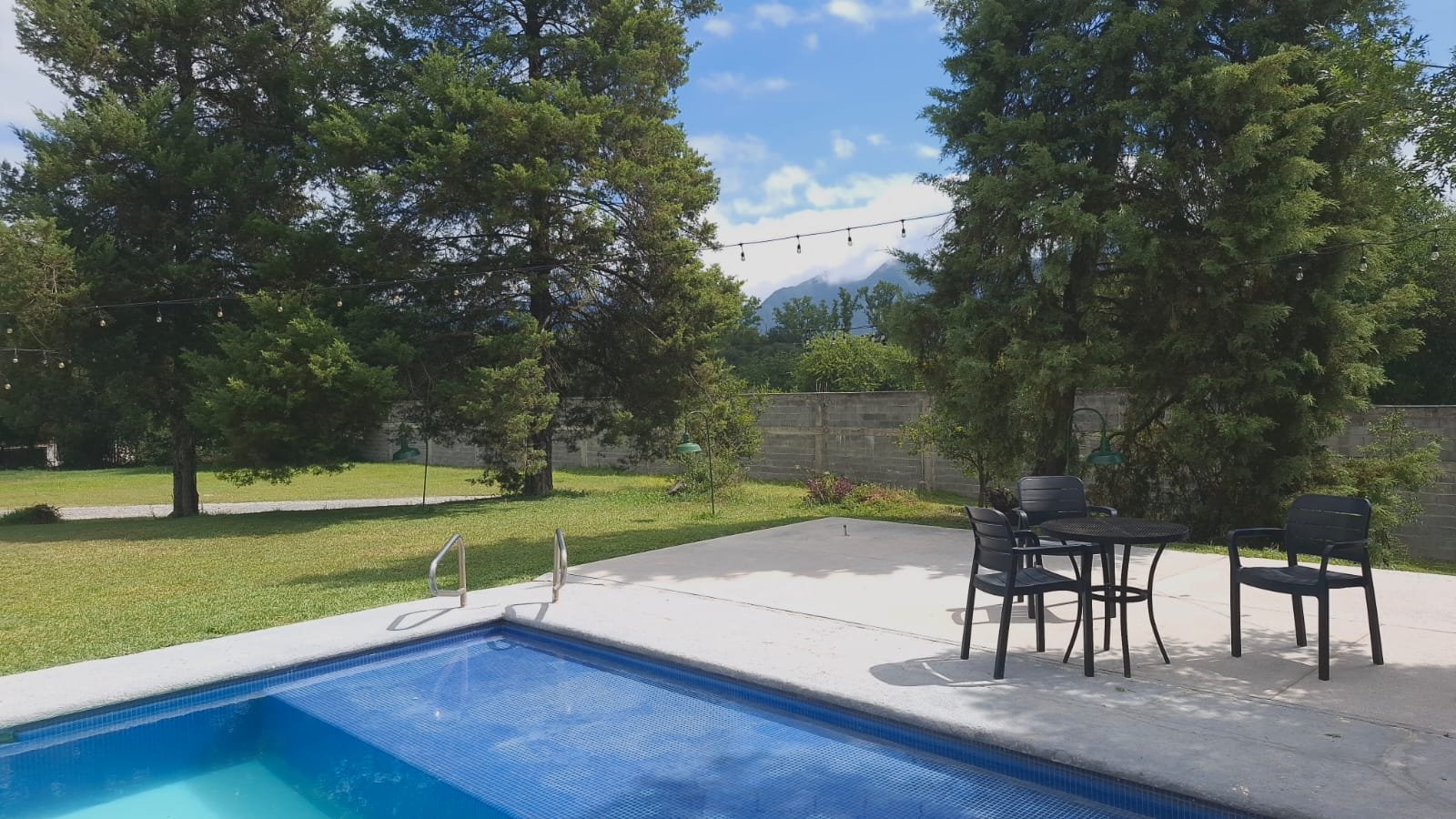 Alberca con vista a la sierra