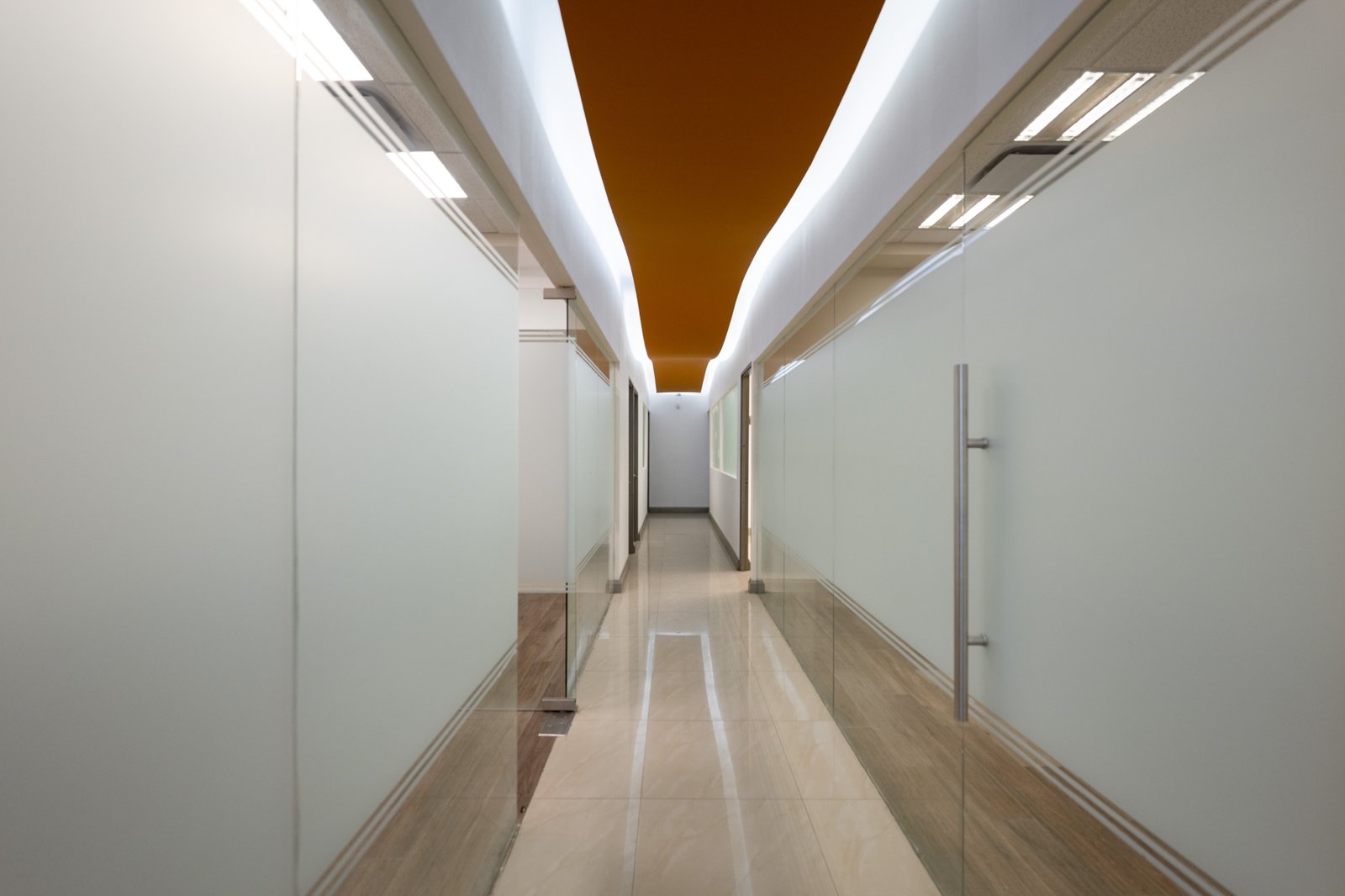 Oficina con acceso de cristal