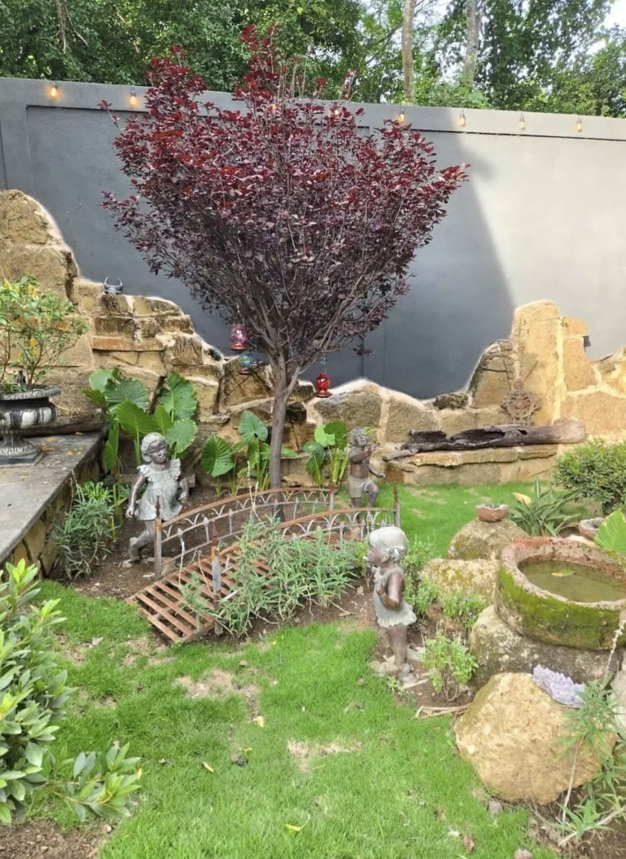 Jardín de diseño con esculturas